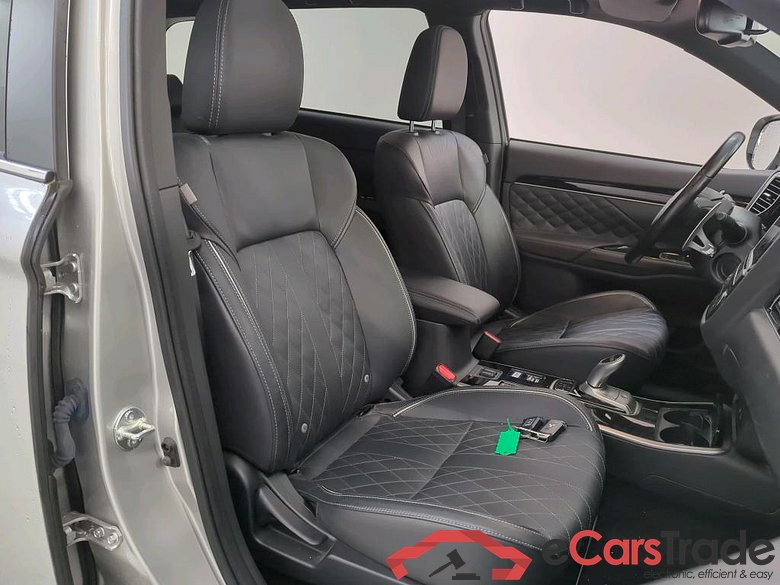 Mitsubishi Outlander '15 Mitsubishi Outlander PHEV Instyle 5d #3