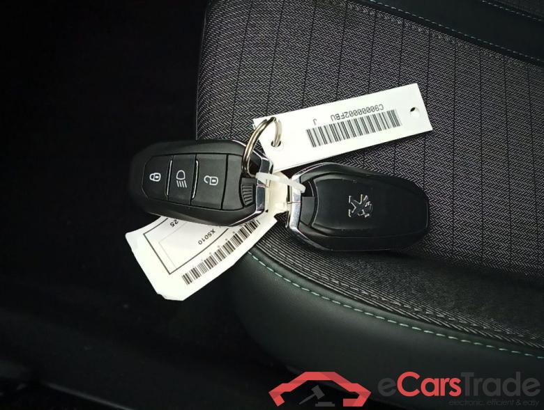 PEUGEOT E-2008 50 kWh Allure 5d #4