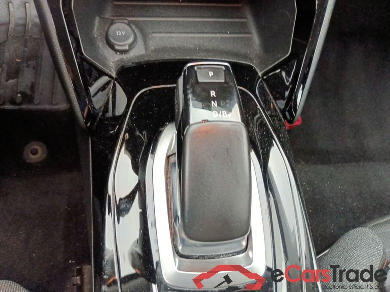 PEUGEOT E-2008 50 kWh Active 5d #1