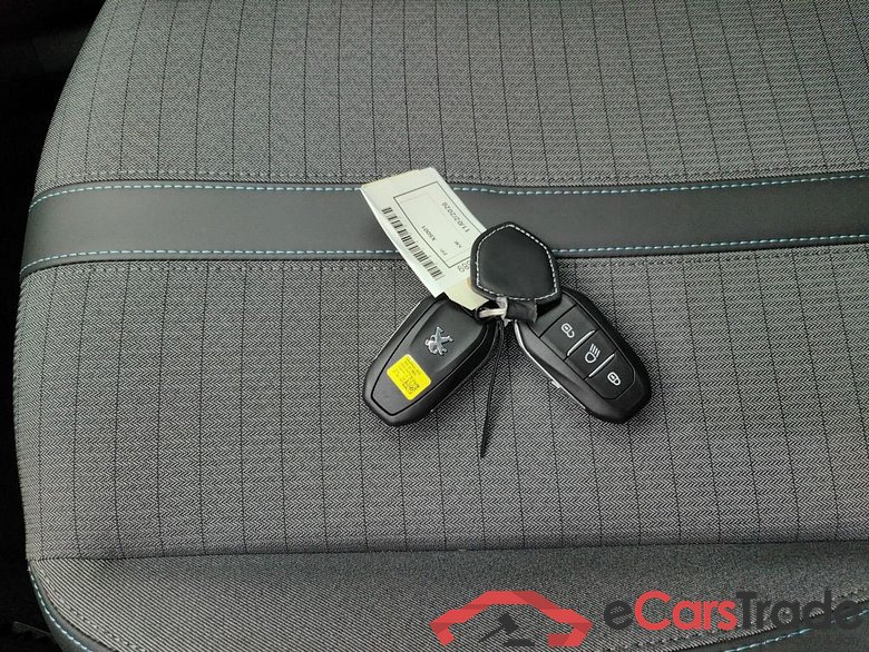 PEUGEOT E-2008 50 kWh Allure 5d #4