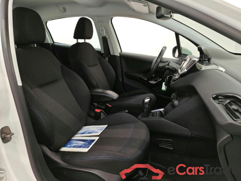 Peugeot 208 Signature 1.2 PureTech 82 5d #3
