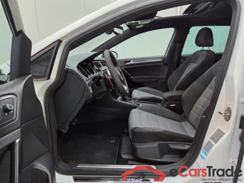 VOLKSWAGEN GOLF 1.4 TSI ACT Connected Series #5