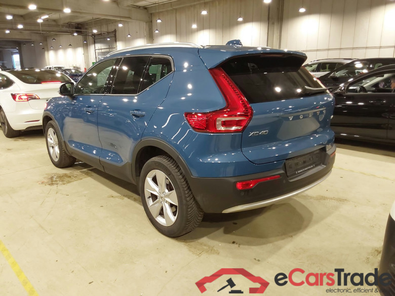 VOLVO XC40 2.0 B3 CORE DCT #2