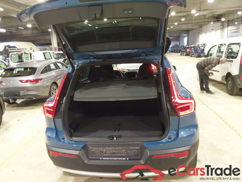 VOLVO XC40 2.0 B3 CORE DCT #3