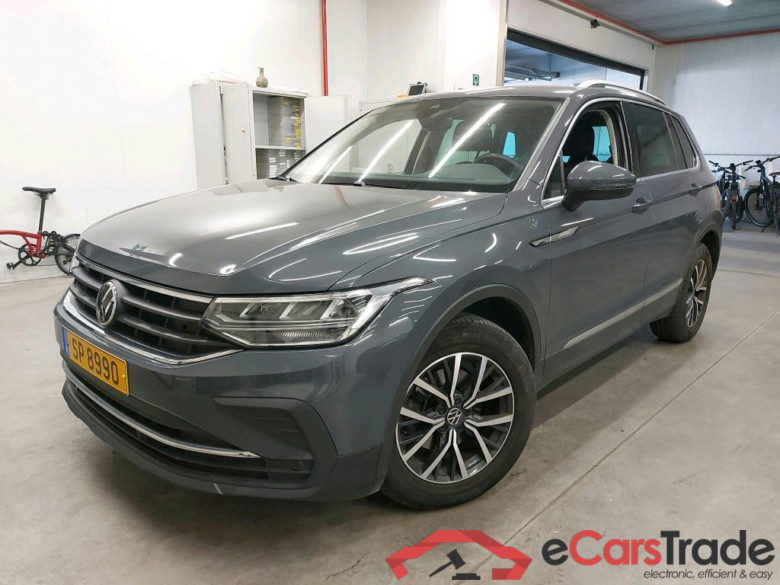 VOLKSWAGEN - VW  TIGUAN TSI 130PK Life With Nav Discover Media & Travel Pack & Rear Camera * PETROL *