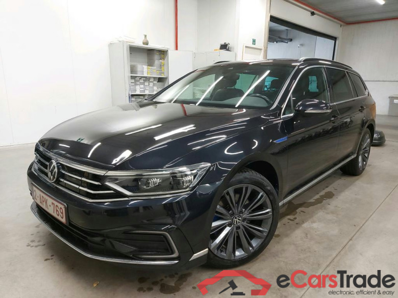 VOLKSWAGEN - VW  PASSAT VARIANT TSI GTE 218PK DSG6 Business Pack Adventure With Nappa Leather & Winter Pack & Matrix LED & Area View * HYBRID *